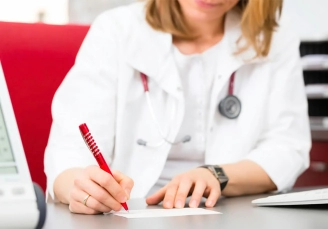 терапевт на дому пишет рекомендации по лечению